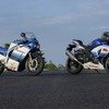 初代GSX-R750（左）とGSX-R1000 30周年記念カラー