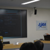 集まった報道陣に「こうのとり」の概要等を説明する松浦リードフライトディレクタ