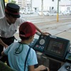 「電車のがっこう」は小学生向けのイベントとして行われる。写真は「グリーンムーバーマックス」運転席体験の様子。