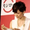 田丸麻紀が、「クレープすし（甘えび）」を食べようとしているところ