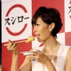 田丸麻紀が、「クレープすし（甘えび）」を食べようとしているところ