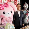 イベントの様子（左から、ぼんぼんリボン、あきんどスシローの森井執行役員、ウルトラマンX）