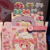 女の子向けの景品「ぼんぼんリボン（きせかえシールブック）」