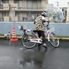 傘を差して片手での運転