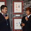 安彦氏のキャラクター初期案の前で。佐々木マネージャー（左）と古谷さん