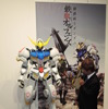 2015年10月にスタートする新作アニメ「機動戦士ガンダム 鉄血のオルフェンズ」の立像と古谷さん