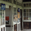 改札口の外側には「出口」「駅長」の懐かしい看板も。