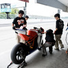 【鈴鹿8耐】唯一のKTMで参戦、HOOTERS旋風が巻き起こる！？［動画］
