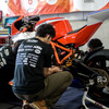 【鈴鹿8耐】唯一のKTMで参戦、HOOTERS旋風が巻き起こる！？［動画］