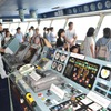 子供たちに船の魅力を...飛鳥II ブリッジでの乗務員の説明にも力が入る（20日・横浜港・大さん橋国際フェリーふ頭）