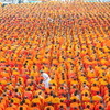 バンコク都心で大規模托鉢イベント、僧侶ら１万人超