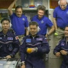 ISS入室後に地上と交信する油井宇宙飛行士ら