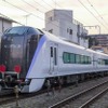 JR東日本の中央線用新型特急電車E353系の量産試作車が完成し、7月25日に出場した。電気機関車にけん引されて南武線を走るE353系