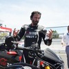 鈴鹿サーキットをバイクで走るキアヌ・リーブス