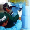 スプレーガン片手に水性塗料をクルマにシューッ（宇都宮市やBASFジャパンなどによる塗装・板金イベント、7月29日、ホンダボディサービス栃木にて）
