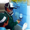 スプレーガン片手に水性塗料をクルマにシューッ（宇都宮市やBASFジャパンなどによる塗装・板金イベント、7月29日、ホンダボディサービス栃木にて）