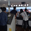日本海洋科学での操船シミュレーター体験の様子