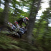 MTBさながらのフォームでダウンヒルする鈴木健二