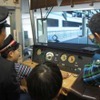九州運輸局は「鉄道の日」記念イベントして、九州の6社局で実施する「列車運転・シミュレーター体験」の参加者を募集している。写真はシミュレーター体験の様子。