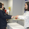 ファンに小説を手渡すピースの又吉直樹（写真は3月12日に行われたサイン会のもの）【写真：田中】