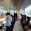 「マーチエキュート神田万世橋」で初めて行なわれた“電車すれすれの結婚式”（JR東日本ステーションリテイリング／みんなのウェディング、8月8日）