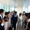「マーチエキュート神田万世橋」で初めて行なわれた“電車すれすれの結婚式”（JR東日本ステーションリテイリング／みんなのウェディング、8月8日）