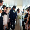 「マーチエキュート神田万世橋」で初めて行なわれた“電車すれすれの結婚式”（JR東日本ステーションリテイリング／みんなのウェディング、8月8日）
