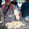 目の前でホタテを焼いてくれます（ツール・ド・東北14）