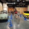 科学技術館で開催中のくらしの技術 50年 大・展望展。写真は、新旧軽自動車の邂逅（クルマの都）