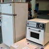 1970年ごろの電子レンジと冷蔵庫。どちらも東芝製（木もれびキッチン）