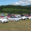美しい高原の牧草地に集うさまざまなヨーロッパ車。ここはまるで海外の一景色のよう（東北トリコローレ2015）