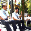 二輪車特別委員会の柳 弘之委員長（左）とバイクの日一日親善大使の中野真矢さん（右）。