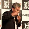 池田秀一が「トリプル・ドムとうふ」を試食