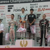 表彰台上、左から2位の一貴、優勝の石浦&立川祐路監督、3位オリベイラ。