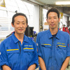 オートウェーブ ピット長の鈴木孝匡氏と、オートウェーブ宮野木店の荒木直人タイヤピット長（右）