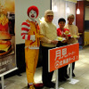 マクドナルドは8月26日、2015年秋限定メニュー「月見バーガー」「北海道チーズ月見」「チキン月見北海道チーズ」を発表。素材の管理などについての説明も行われた