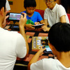 武蔵野大学（東京都江東区有明）で8月22日に開催された「マイクラキッズフェス」。参加した親子たちは“PS Vita”でマインクラフトに熱中した