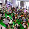 武蔵野大学（東京都江東区有明）で8月22日に開催された「マイクラキッズフェス」。参加した親子たちは“PS Vita”でマインクラフトに熱中した
