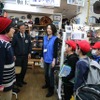商店街を訪ねて仕事について学ぶ小学生