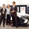 最優秀「ヤナセ100周年賞」を受賞した大木佑太さん（左）と審査員特別賞の佐々木翔平さん（右）。審査委員長の星野一義氏、大木さんデザインのGLAとともに