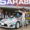2年連続シリーズチャンピオンの谷口信輝選手（右）と第4戦、第6戦の優勝マシン