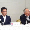 スズキの、鈴木修会長（右）と鈴木俊宏社長（左）