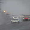 スタートは雨中。ポール発進の#2 ロータス（左）と、予選2位の#10 GT-R。