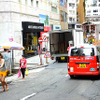 香港の“いまむかし”を感じる上環・中環エリア。ハリウッド・ロード（荷李活道）を行く日産『NV200』タクシー