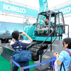 SUPER GT 第5戦に展示されたKOBELCOの重機