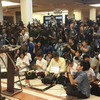 黄色いシャツの男か　バンコクの爆弾事件容疑者、カンボジア国境で逮捕