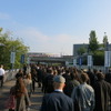 最寄り駅の「Messe Sud」から会場に向かう来場者