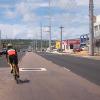 グアムの市街地を走る