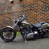 ソフテイルファミリー全機種に「ツインカム110B」（1689cc）エンジンを搭載。写真は2016年型『FXSB ブレイクアウト』。
