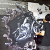 ペイントアーティストのLIVE。『HARLEY-DAVIDSON DARK CUSTOM PARTY』にて。